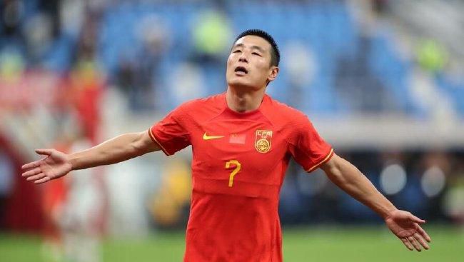 德国媒体sport1的消息，阿方索-戴维斯本人倾向于离开拜仁加盟皇马，除了体育竞技方面的因素还因为球员在拜仁薪水很低没有达到他的预期。